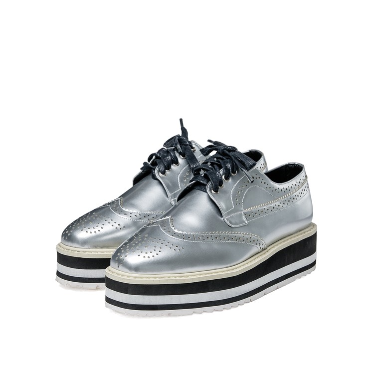 Fashion Flat Shoes with Platform Sole and Lace-Up